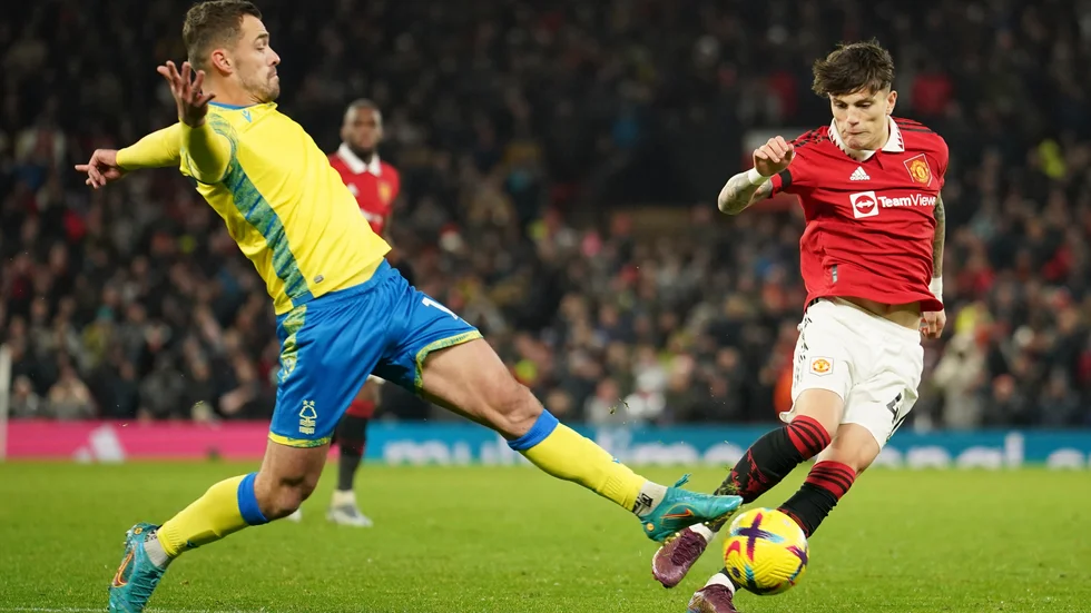 Nottingham Forests Harry Toffolo (i gult) utreds för brott mot FA:s regler om spel på matcher. Arkivbild.