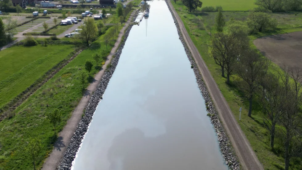 Ett utsläpp i Göta kanal upptäcktes under måndagsmorgonen. Det beskrevs som ett oljeskimmer på en sträcka av närmare två kilometer.