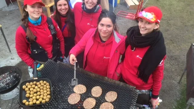 Festfixare är vi allihopa. Amanda Karlsson, Teresa Reinli, Sara Rydberg Öhrling, Geraldine Yactayo och Alma Borg- Berggren har hållit ställningarna under Forsfestivalen.