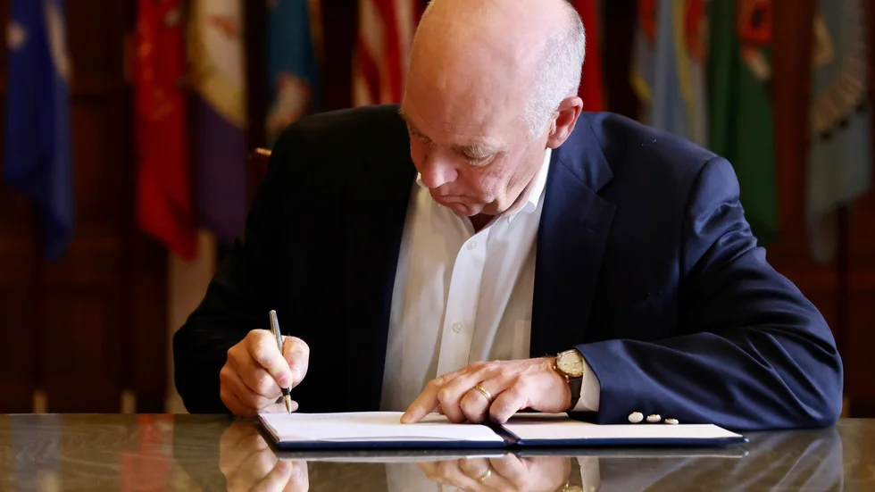 Greg Gianforte skriver under lagen.