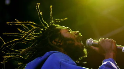 Buju Banton kommer.