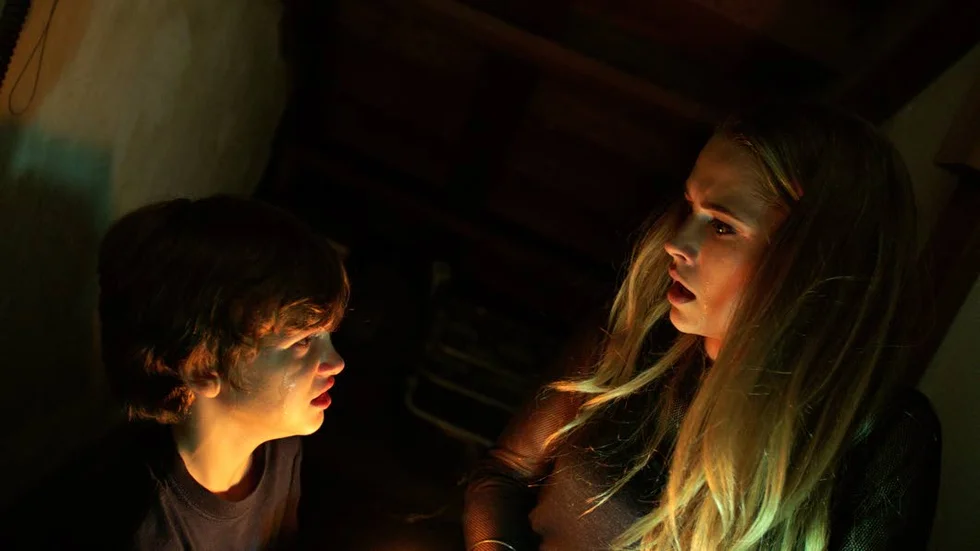 "Lights out" är Daniel F Sandbergs Hollywood-debut. Här Gabriel Bateman och Teresa Palmer som i filmen spelar syskonen Martin och Rebecca.