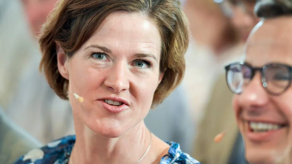 Jobb mot bidrag. Anna Kinberg Batra och Ulf Kristersson under Moderaternas dag i Almedalen.