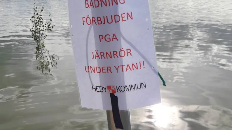 Denna information möter den som besöker Axsjöbadet i Morgongåva som är stängt i väntan på åtgärder från kommunen.