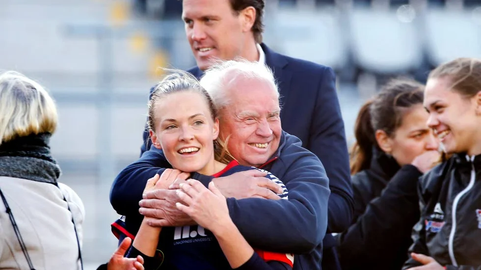 Gillar läget. Magdalena Eriksson, som här kramas om av lagledaren Rolf ”Loben” Gustavsson, tycker att nya LFC är ett spännande lag.