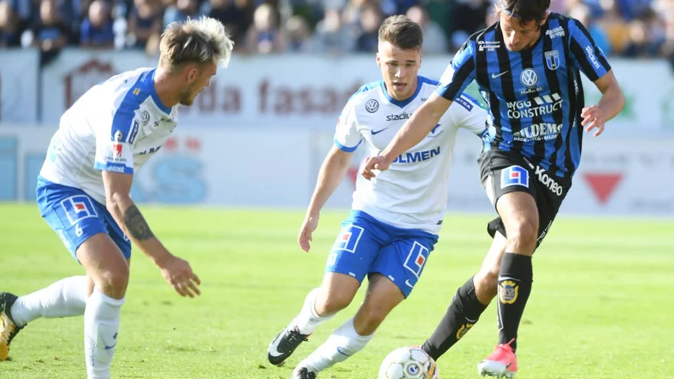 Linus Wahlqvist och Simon Skrabb på jakt efter Stefano Vecchia i matchen på Studenternas IP.