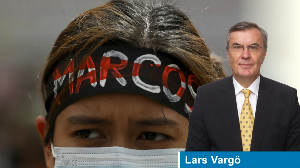 En aktivist bär ett pannband med Marcos namn under en protest i samband med att Ferdinand Marcos Jr. svors in som president i fjol.