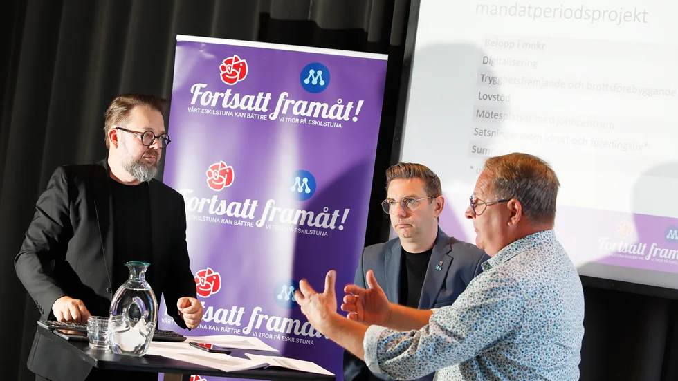 Den politiska majoriteten räknar med att tidigare års överskott ska balansera upp de närmaste årens bistra prognoser för kommunens ekonomi. Det framgick vid en pressträff där Jari Puustinen (M), Jimmy Jansson (S) och Göran Gredfors (M) medverkade.
