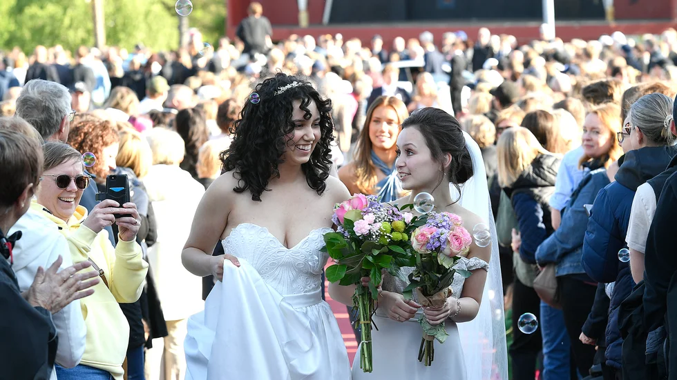 Sanna och Leia går ner för röda mattan i brudklänning på studentbalen 2023