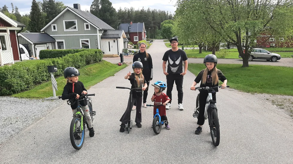 Berggatans stora glädjeämne, barnen Märta Renberg, Hilda Renberg, Ragnar Renberg och Greta Renberg, här med mamma Alexandra Renberg och pappa Jens Levander tryggt bakom sig. Och tryggheten är viktig, därför pusslar familjen för att slippa jourförskola och fritids.