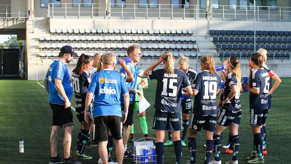 LFC:s nye tränare Olof Unogård snackar igenom taktiken med laget.