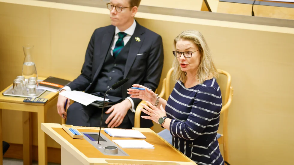 Det finns en risk för att barnen inte läser i böcker och inte lär sig att skriva för hand menar skolminister Lotta Edholm (L). Arkivbild.