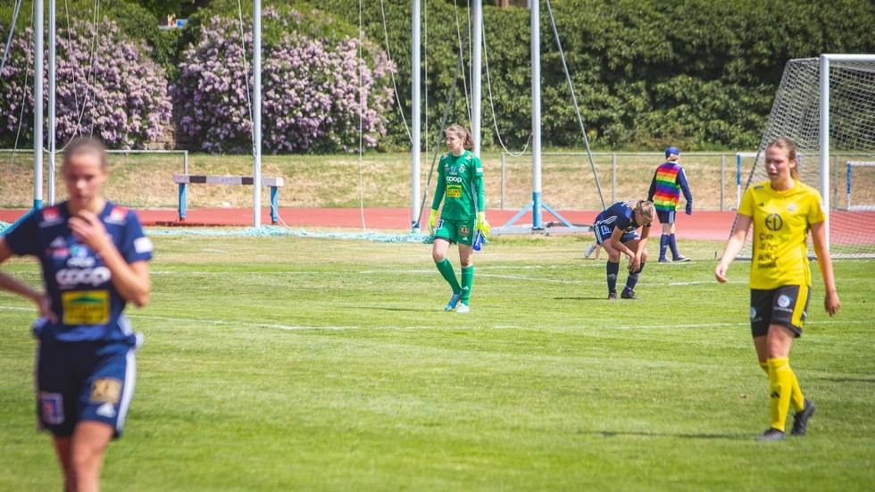 Spelarna i P18 deppar efter förlusten mot Smedby på Gutavallen.