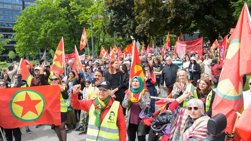 Nätverket Allians mot Nato arrangerar demonstrationen. Många av deltagarna bär på PKK-flaggor.