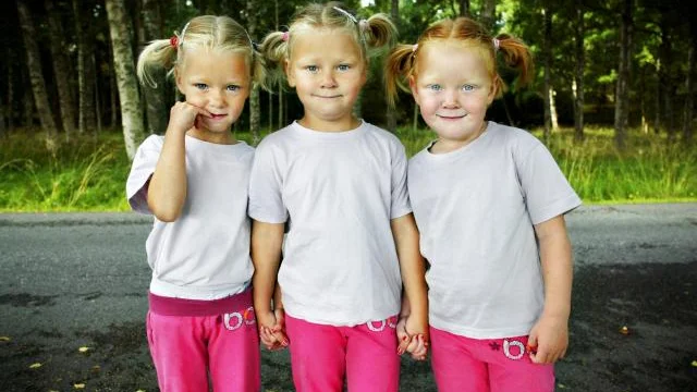 Tre små tjejer i sommaren. Fotograferna fick fritt associera kring ämnet "Brudar". Bild: Emelie Asplund