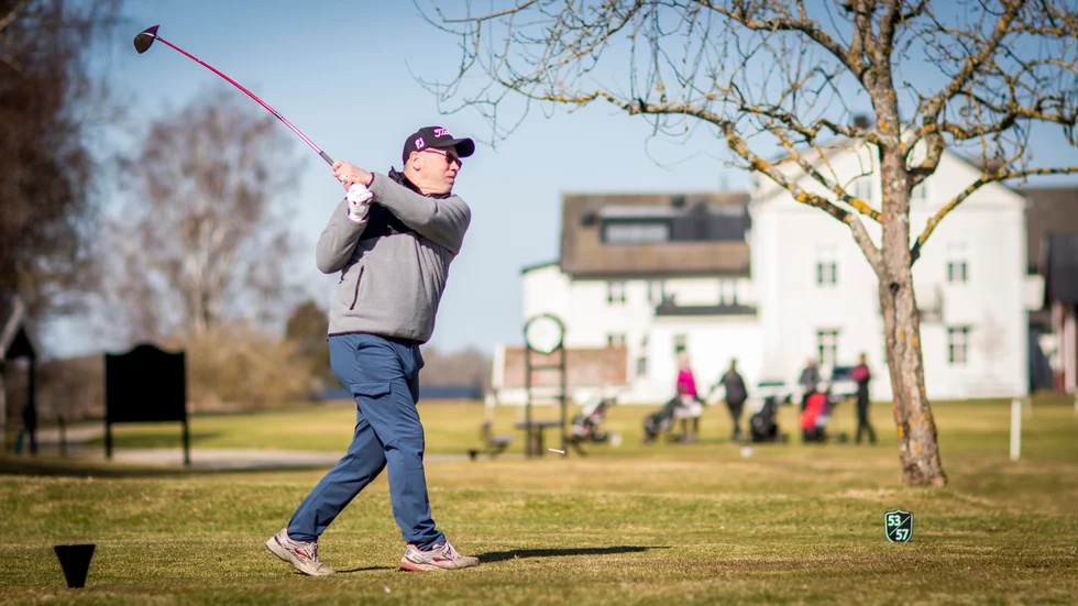 Benny Lundberg inviger säsongen på Vingåkers golf i Båsenberga. "Det kombinerar frisk luft, motion och gott sällskap", säger han om sporten. 