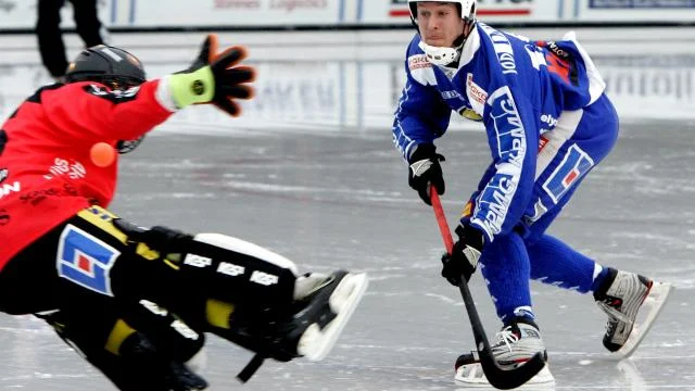 Här kunde Jonas Eriksson ha punkterat matchen mot Gripen. Men bollen tar i stolpen och istället för 3--0 reducerar Gripen strax därpå och följer innan paus upp med ytterligare två mål.Bild:ÅKE KARLSSON