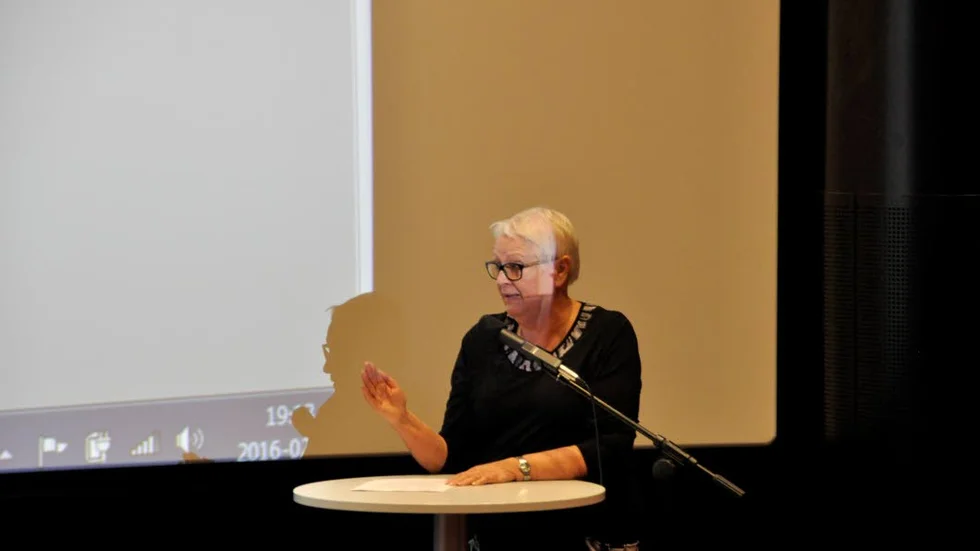 Anna-Lena Söderblom (M) under interpellationsdebatten i Storbrunn i Östhammar på tisdagskvällen.