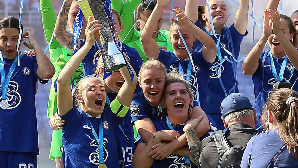Magdalena Eriksson lyfter bucklan och firar ligatiteln med Chelsea i hennes sista match för klubben.