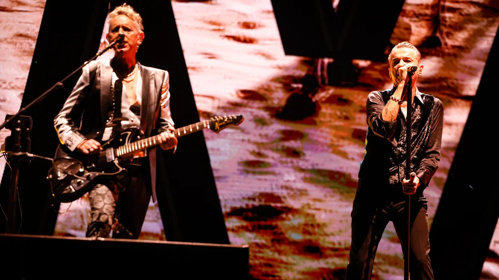 Martin Gore och Dave Gahan i brittiska syntpopbandet Depeche Mode under en konsert i Friends Arena under deras Memento Mori World Tour 2023.