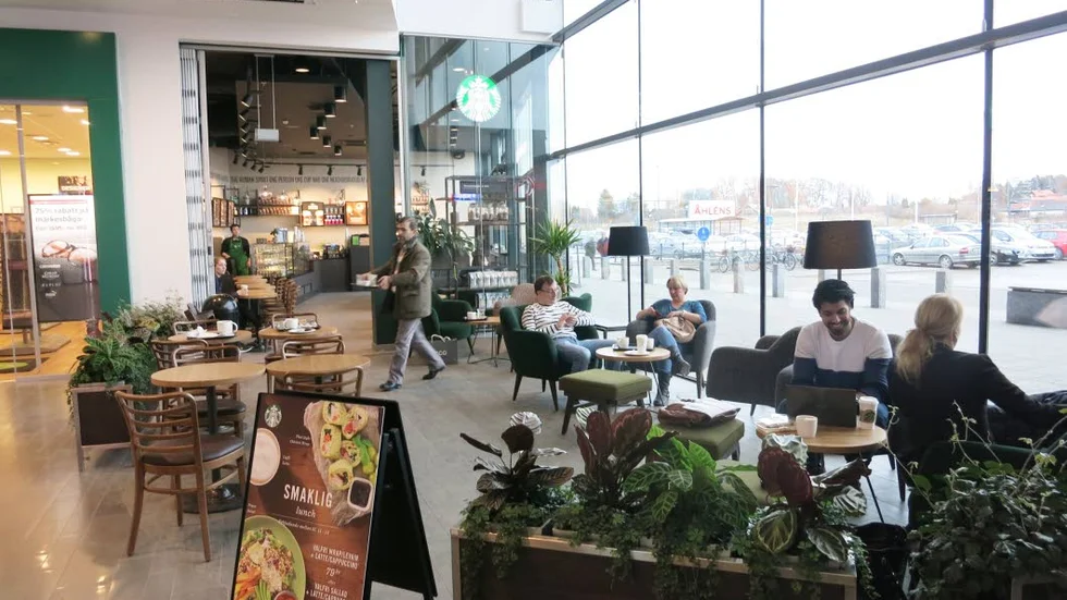 Ljust läge. Hög takhöjd och stora fönster ger en luftig och ljus känsla på fiket.