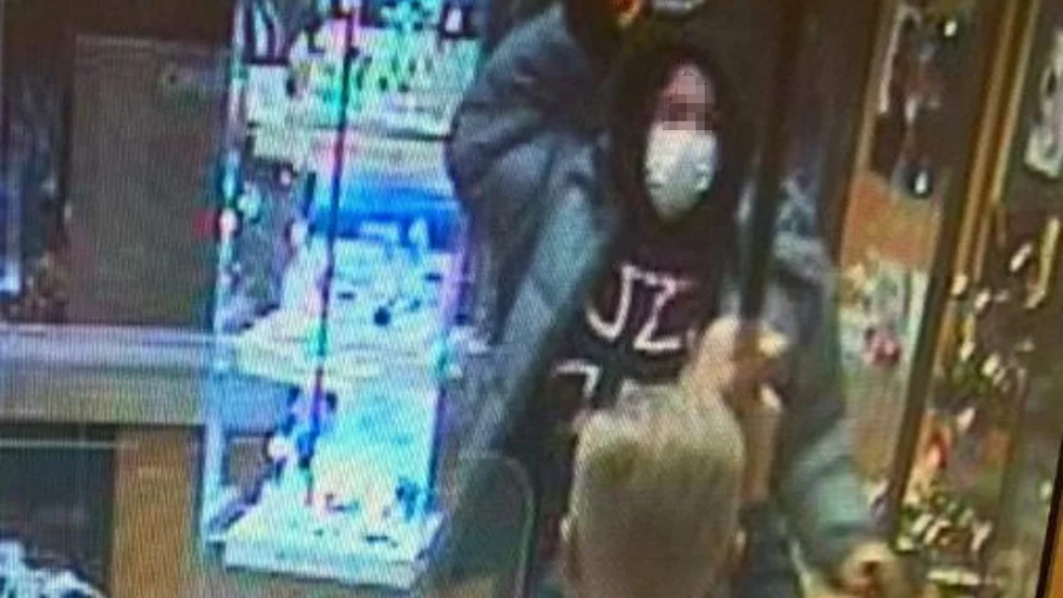 I december 2021 gick den 23-åriga kvinnan till attack med hammare mot ägaren på Lindebergs ur. Hon dömdes till två års fängelse för rån.