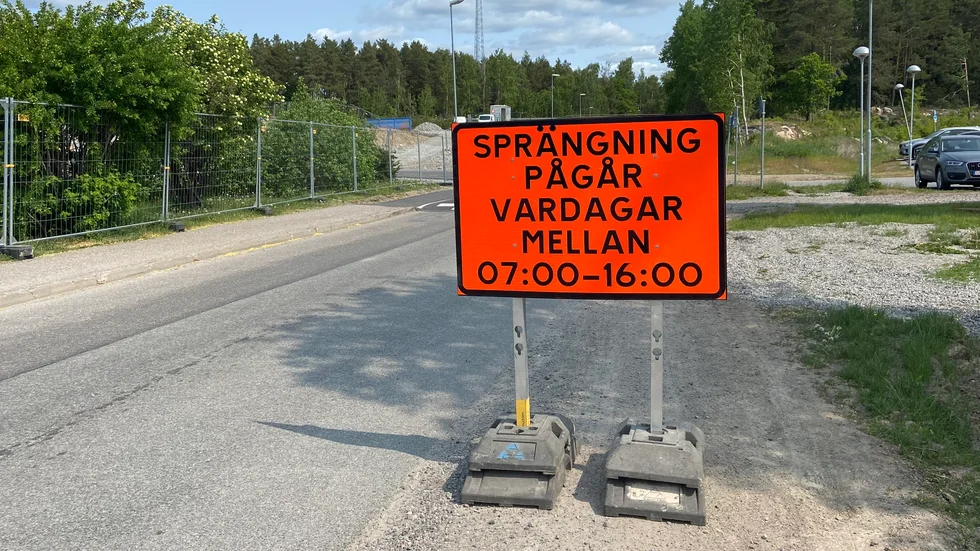 Sprängningarna vid Tryffelstråket ska hålla på i två perioder, den första började innevarande vecka. Orsaken är att ett fem våningar högt seniorboende ska uppföras.