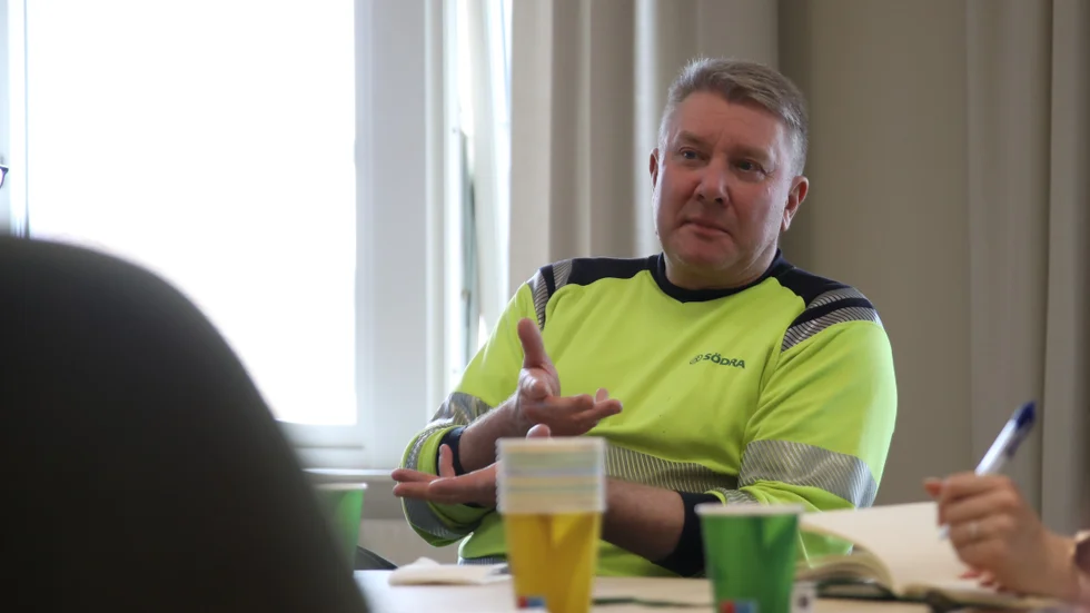 "Alla olyckor är ju allvarliga, men det var ju inte livshotande på något sätt, utan ett finger som kom i kläm", säger Magnus Fransson, platschef på Södra wood Kinda, om olyckan som inträffade på sågverket i slutet av april i år. (Arkivbild)