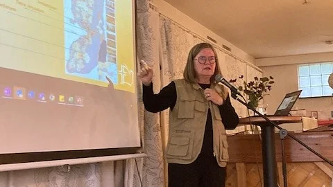 Diakonen Maria Lundberg berättade för ett 40-tal engagerade Piteåbor om sina tre månader som så kallad följeslagare i gränsområden mellan Israel och Palestina.