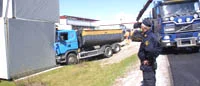 Asfaltbil körde in i kontorsbyggnad