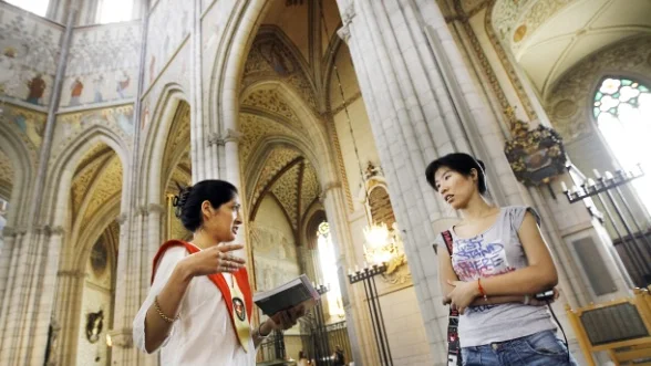 Guiden Evelyn Billborn berättar om Domkyrkan för Fei Huang.