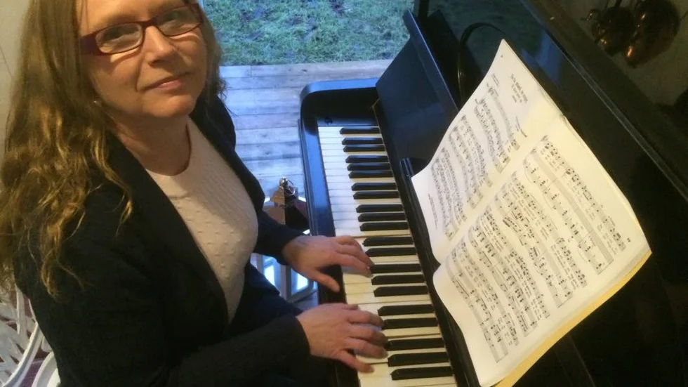 Musikhus. Kompositören Kerstin Limér vid pianot i sitt trädgårdshus, som byggdes genom.TV4-programmet Bygglov..