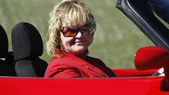 När håret fladdrar i fartvinden, då mår nyblivna sportbilsägaren Karin Serrander som allra bäst.