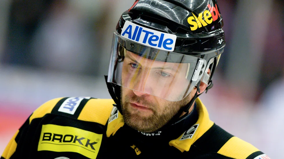 Mikael Renberg under sin sejour i AIK. 