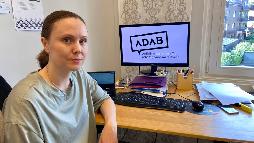 "Vi vet att det är försvinnande få som anmäler diskriminering", säger Karin Granholm, projektledare för Adab och utbildningsansvarig på Byrån mot diskriminering i Östergötland. Här kan den som blivit diskriminerad få en kostnadsfri juridisk rådgivning, stöd och medling. 