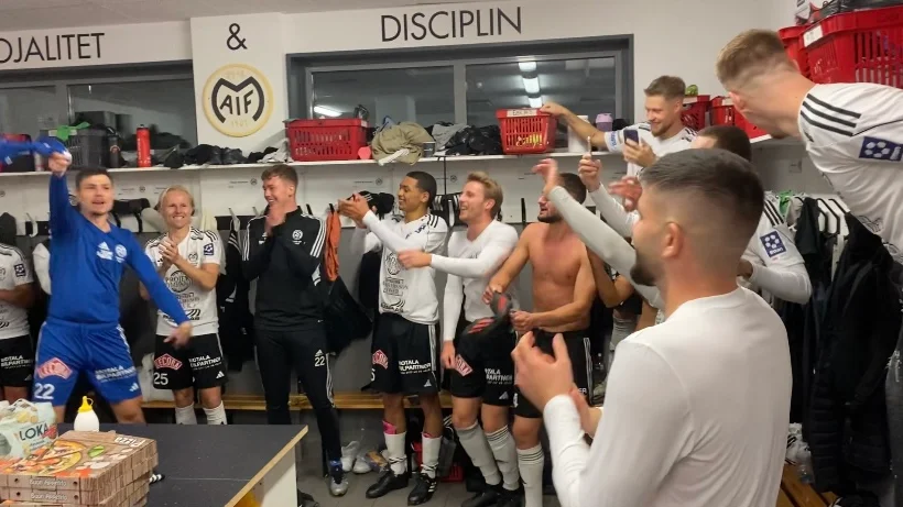Motala AIF sjunger i omklädningsrummet efter 3-0 hemma mot Sylvia i norrettan.