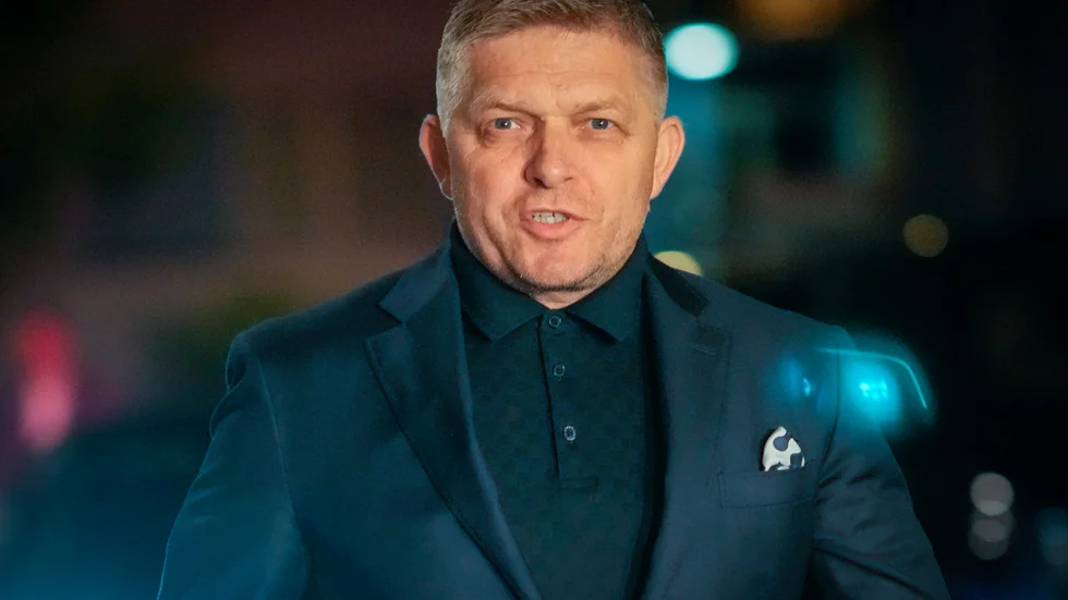 Roberto Fico, partiledare för populistiska Smer, anländer till partiets högkvarter efter att vallokalerna stängt på lördagskvällen.