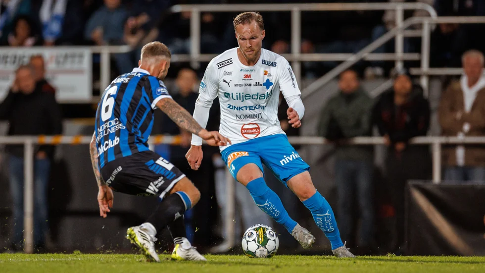 Siriusmittfältaren Joeri De Kamps (t v) i en kamp på mittfältet i måndagens match på Finnvedsvallen i Värnamo.