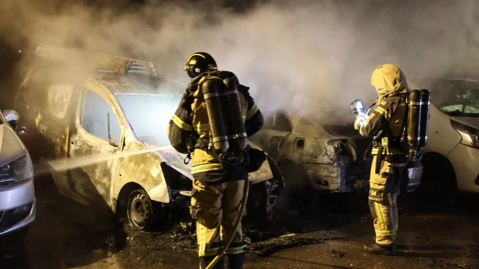 Bilar i brand på Spinnrocksvägen i Uppsala under söndagsmorgonen.