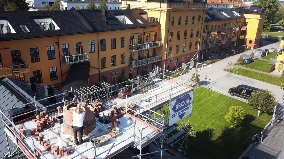 I veckan inleddes arbetet med att bygga upp den rivna fabriksskorstenen.