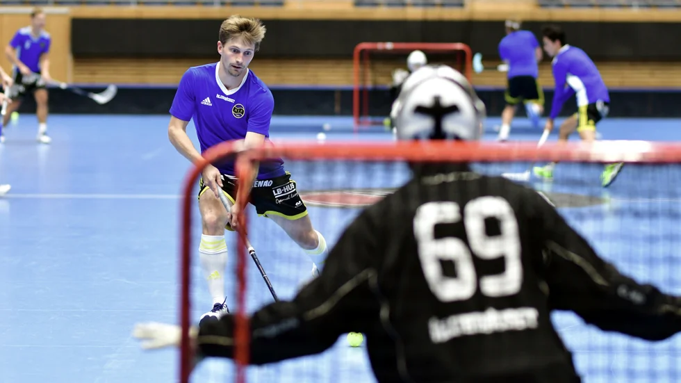Filip Stenlund laddar för skott under ett av Hagundas träningspass i IFU Arena. Till skillnad från många andra tror han inte att Hagunda kommer att åka ur SSL.