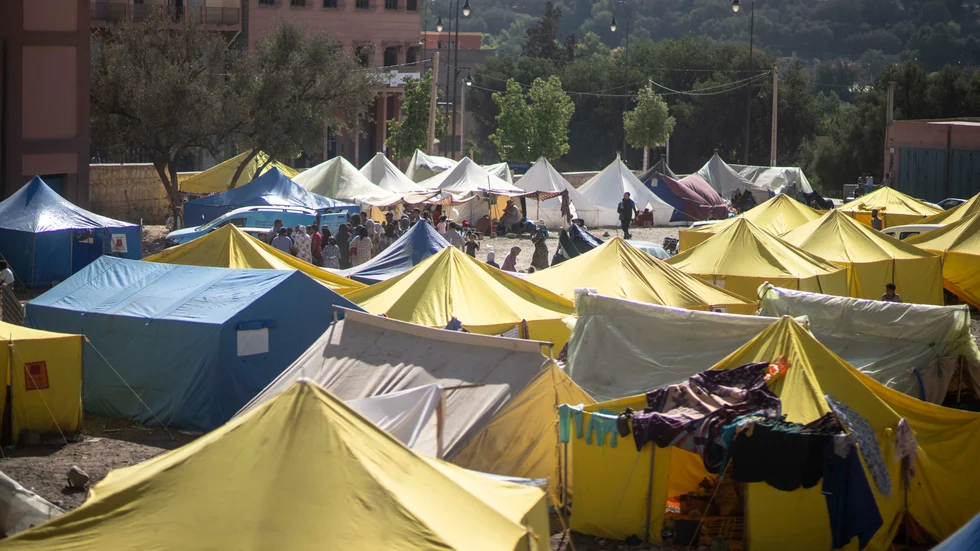 En del av invånarna i området kring Marrakech i Marocko måste bo i tält sedan deras hem förstörts i jordskalvet den 8 september, där omkring 3|000 människor miste livet. Men Världsbanken och Internationella valutafonden har beslutat att genomföra sitt årliga toppmöte som planerat i Marrakech den 9-15 oktober.