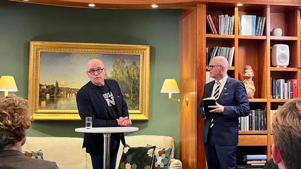 John Hassler (vid bordet) och PJ Anders Linder bjöd på ett spännande möte om den nya klimatpolitiken. 
