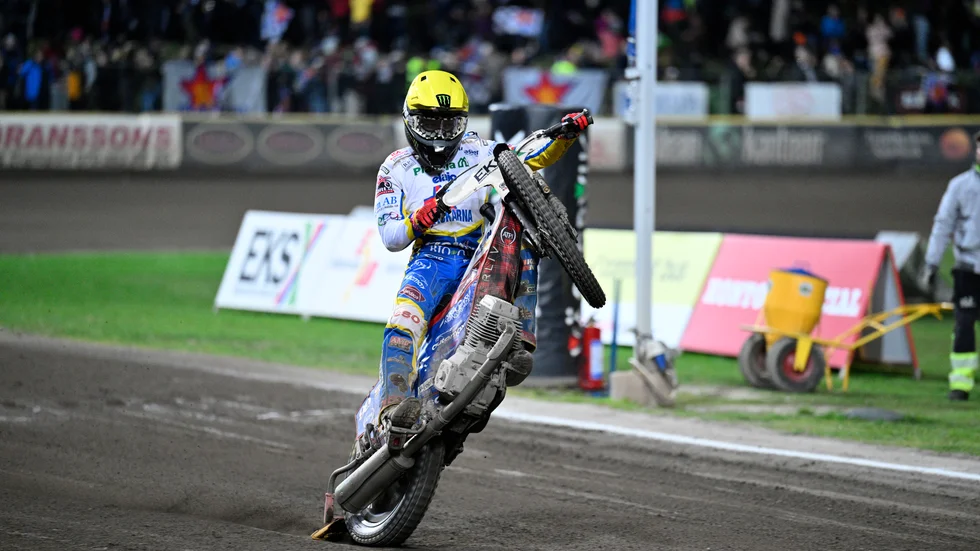Dackarnas Daniel Bewley under tisdagens första SM-final i speedway.