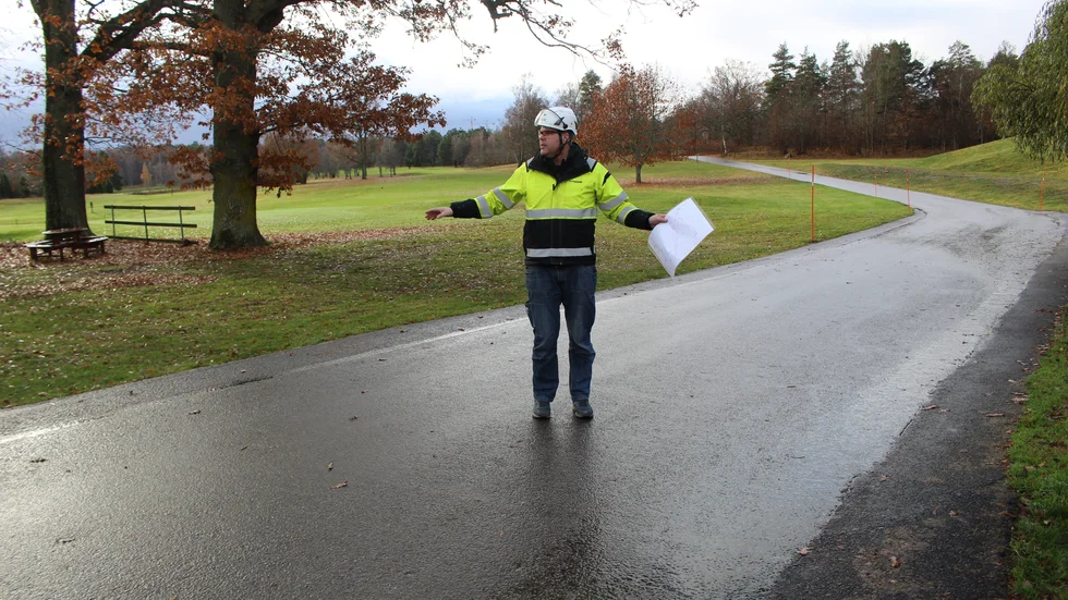 Här, strax innan golfbanan, ska det bli ett övergångsställe. På höger sida av vägen kommer en cykelbana att byggas. Planen är att den ska vara klar någon gång i början av nästa år. 