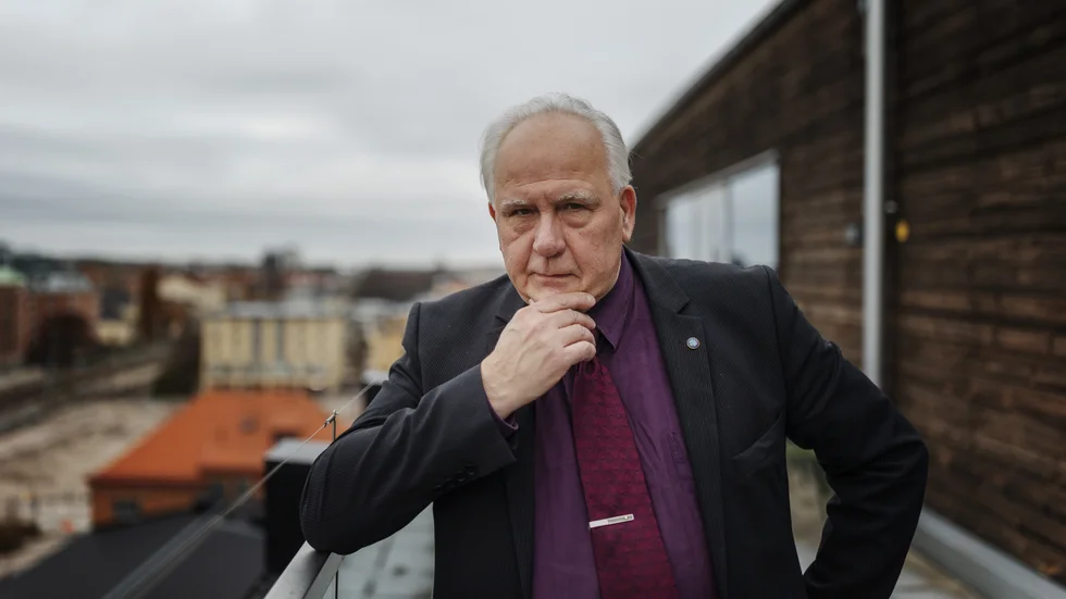 "Nu är det slut med att åka räkmacka och passivt räkna med vårt stöd", säger Christer Olsson, SD, efter fredagens presskonferens.