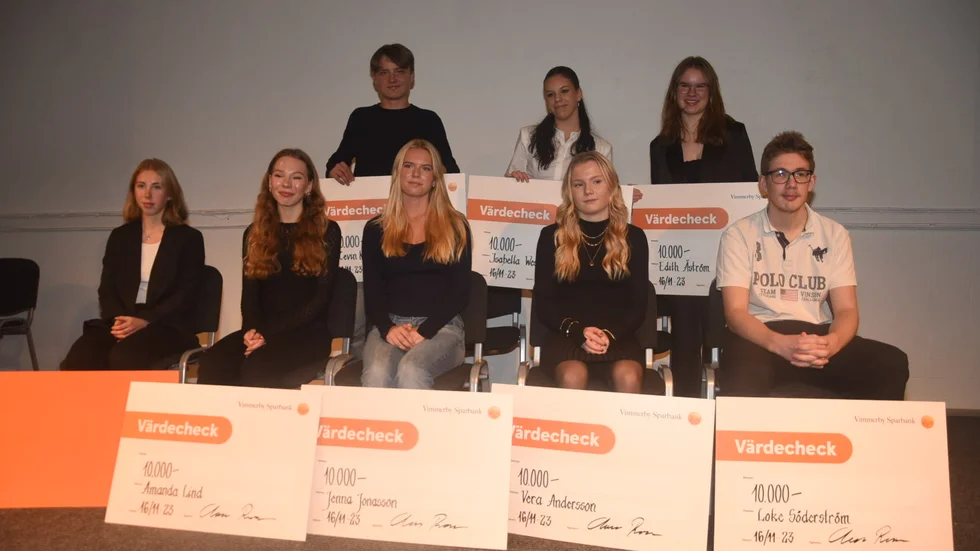 Ungdomarna som fick Sparbanksstiftelsens stipendie 2023. Övrea raden fr.v: Cevin Carlsson, Isabella Westergren, kulturstipendiaten Edith Åström. Nedre raden fr.v: Hanna Rosin, Amanda Lind, Jenna Jonasson, Vera Andersson och Loke Söderström.