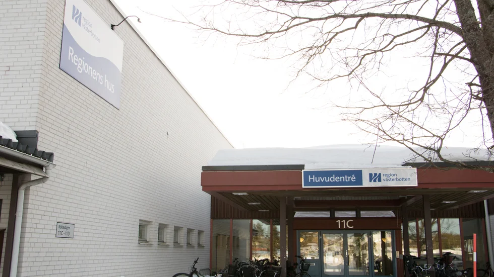 Regionen har nu polisanmält oegentligheter då det bland annat misstänks att mutor kan ha förekommit.