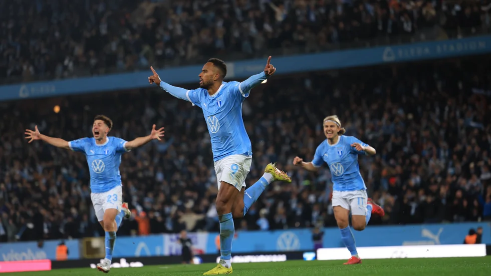 Isaac Kiese Thelin jublar efter att ha gjort mål på straff – en fullträff som säkrade Malmö FF:s 23:e SM-guld.