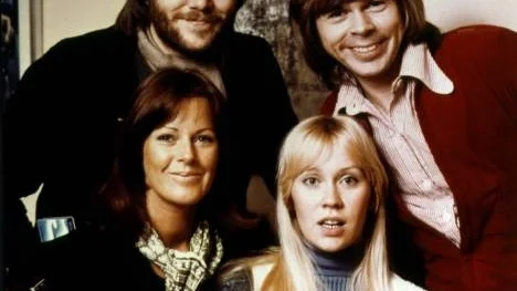 Abba, 1974. Bandets kläder och instrument åker nu på på världsturné. Tanken är att den unika samlingen med runt 1 000 föremål med anknytning till Abba ska hamna i ett museum på Gröna Lund.